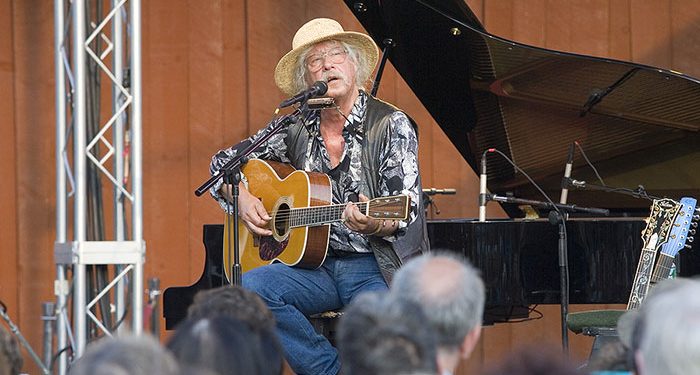 73-Year-Old Folk Singer Arlo Guthrie Announces Retirement for Health Reasons